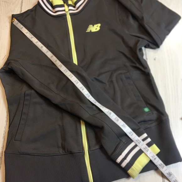 New Balance Ladies Track Jacket SZ Medium Full Zip - Picture 6 of 7